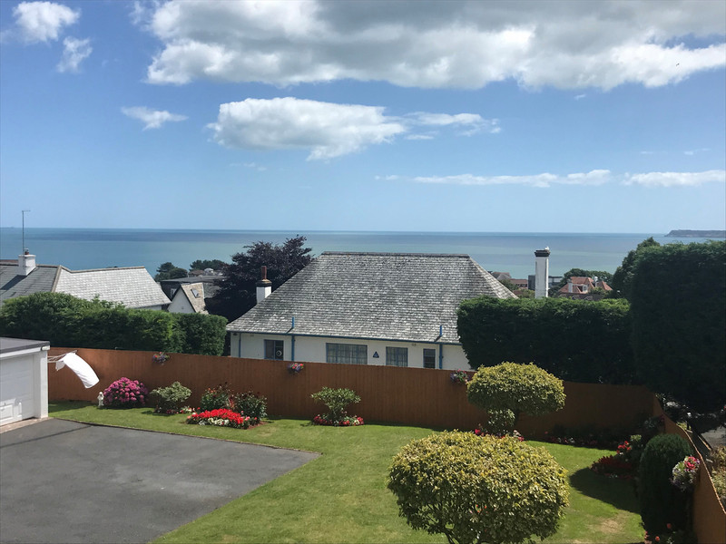A spacious Maisonette with 2 Double Bedrooms, 2 En-Suites and a Garage - Stunning sea views