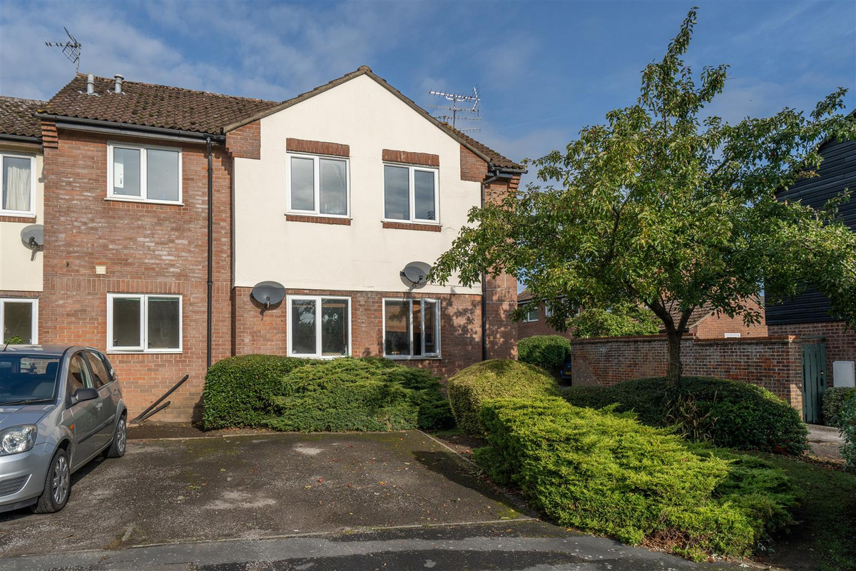 A ground floor studio flat in a popular location on the outskirts of Woodbridge. Perfect for a first time buyer this is a great way to get a foot on the ladder. There's a good-sized living area, kitchen, bathroom and a parking...