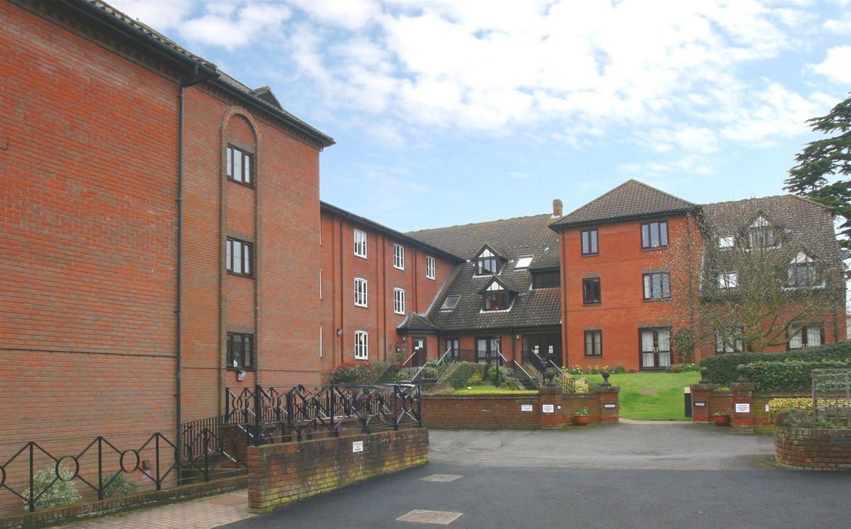 A two bedroom retirement apartment a stones throw from the Town centre with easy access to all local shopping and facilities. For residents aged 55 and over there are communal facilities including residents lounge and launderette...