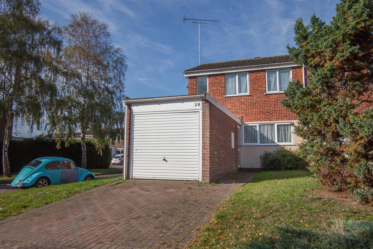Atwo bedroom end terraced home on the outskirts of Woodbridge. Well proportioned accommodation comprises entrance hall, kitchen/diner, lounge, conservatory, two double bedrooms and bathroom. There's also garage and driveway.