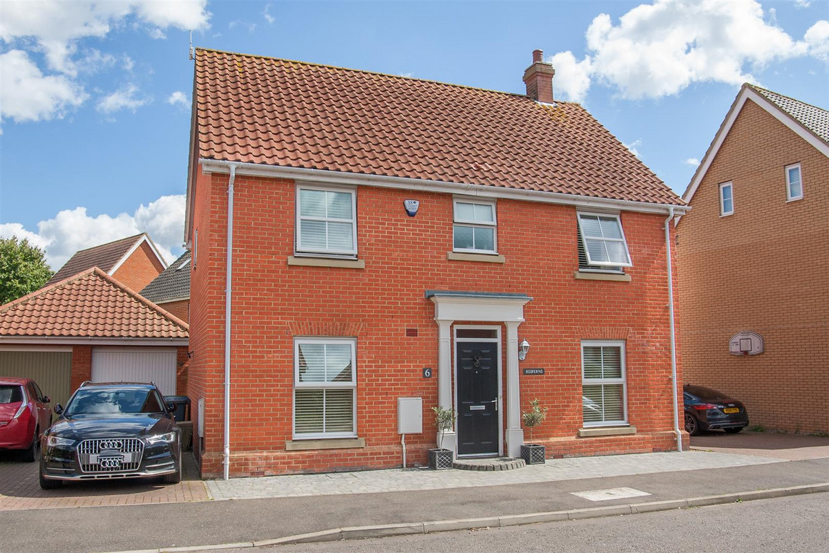 A well presented detached family home situated in a cul-de-sac on the popular Rendlesham development. The property offers flexible accommodation including a kitchen/breakfast room, two good-sized reception rooms and a generous rear...