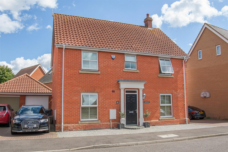A well presented detached family home situated in a cul-de-sac on the popular Rendlesham development. The property offers flexible accommodation including a kitchen/breakfast room, two good-sized reception rooms and a generous rear...
