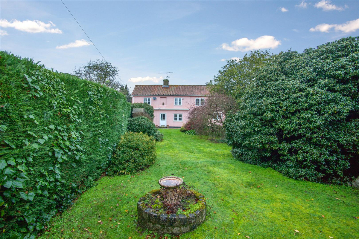 A detached home on the eastern outskirts of Woodbridge offering a generous plot, which could offer potential for a further building plot, (subject to relevant consent), and plenty of opportunity for improvement. The property has flexible accommodation...