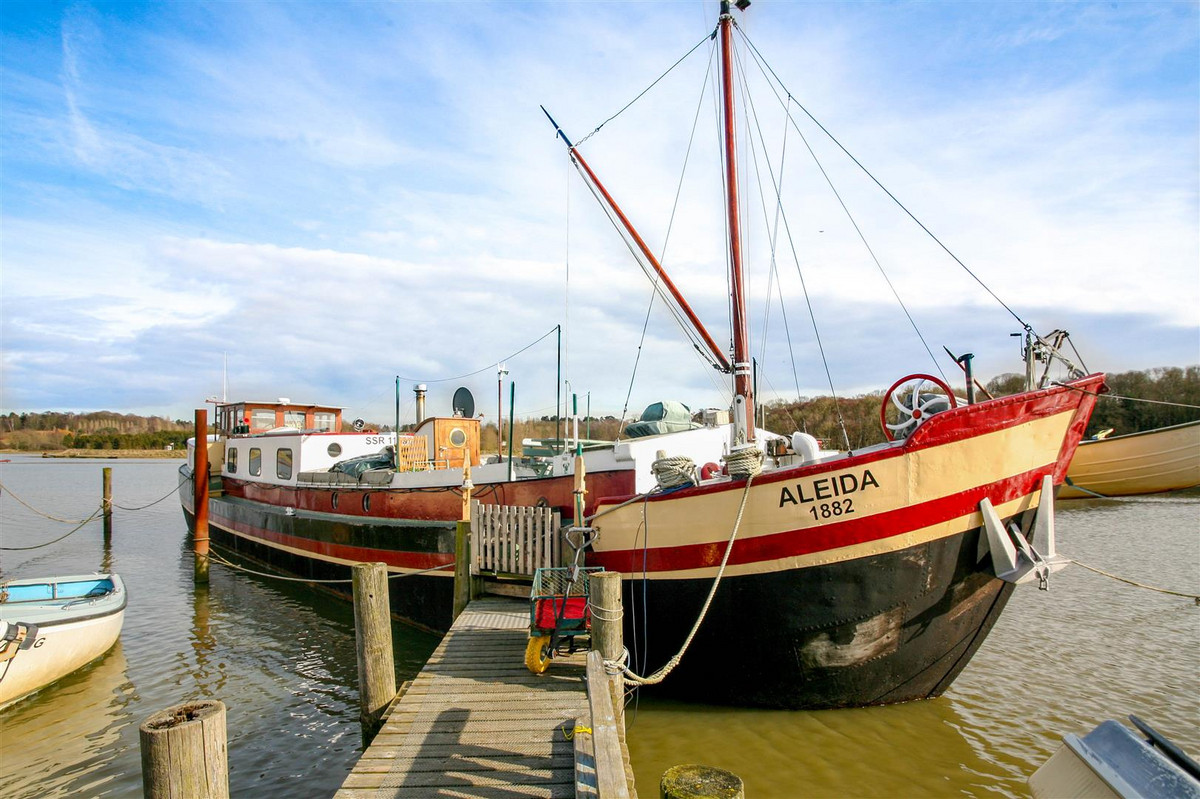 Aleida is a 25 metre Dutch Barge Houseboat conversion on the River Deben, maintained to an exceptional standard. Built in 1882 and having originally served as a sailing barge the boat has a fantastic history and provides a very comfortable lifestyle.