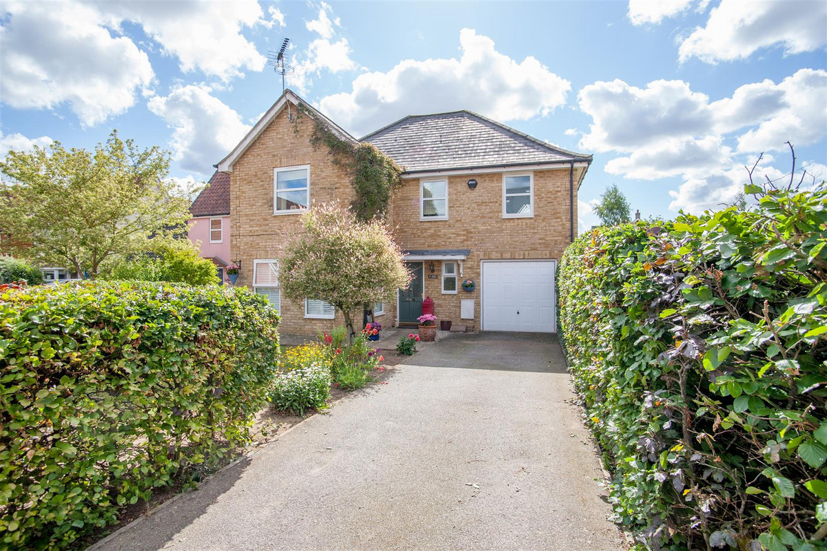 A superb DETACHED house in the popular village of Rendlesham. With spacious accommodation comprising FOUR DOUBLE bedrooms, EN-SUITE, OFF ROAD PARKING and GARAGE and a fantastic south-facing rear garden. This is a beautifully presented home and must...