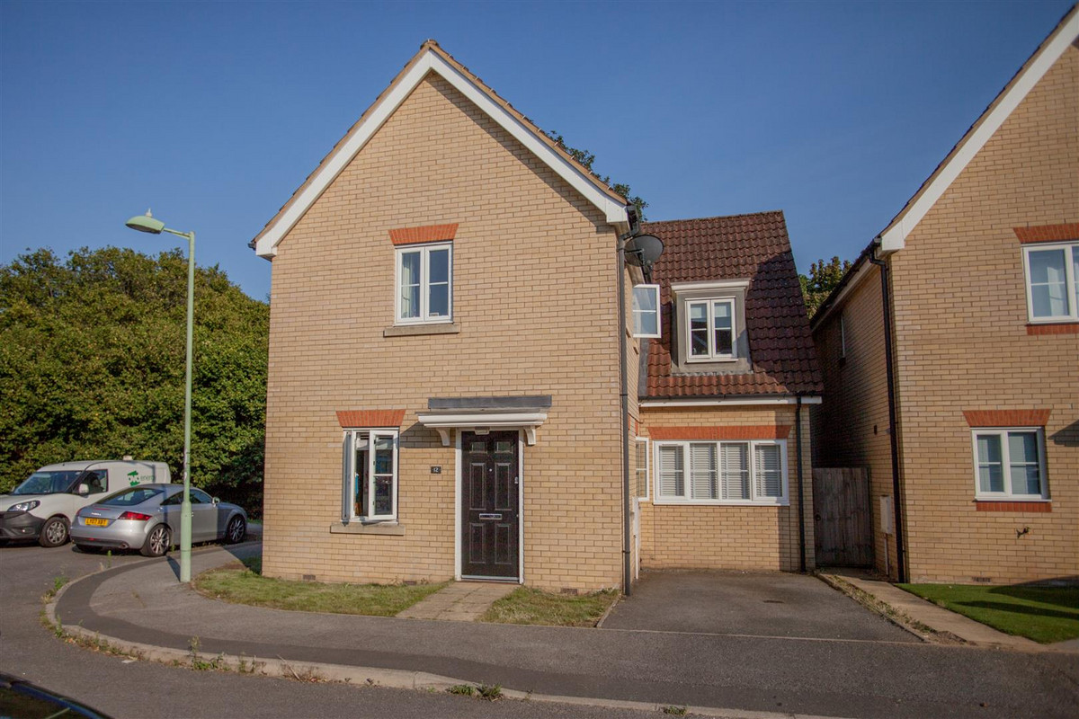 A flexible and well proportioned four bedroom detached home in a popular location.