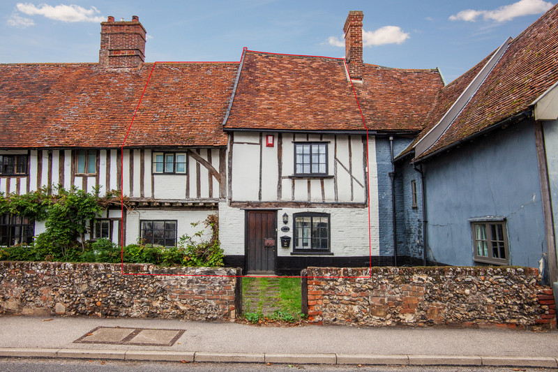 A beautiful and deceptively spacious home. The cottage is Grade II* Listed and believed to date from 1541. A wealth of historical features include the original timber frame, mullion windows and queen post roof.