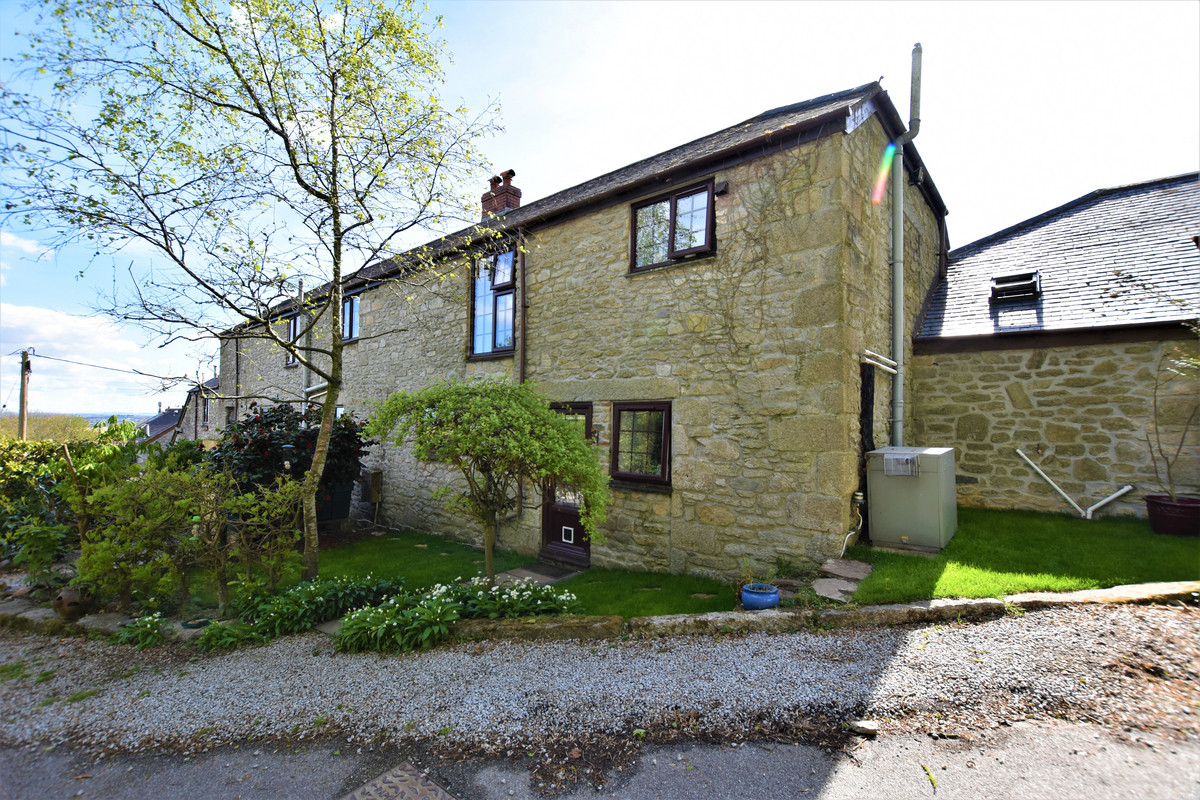 Situated in a rural position is this well presented two bedroom barn conversion. The property forms part of a collection of converted former farm buildings and an internal viewing comes highly recommended to appreciate the character and position on...