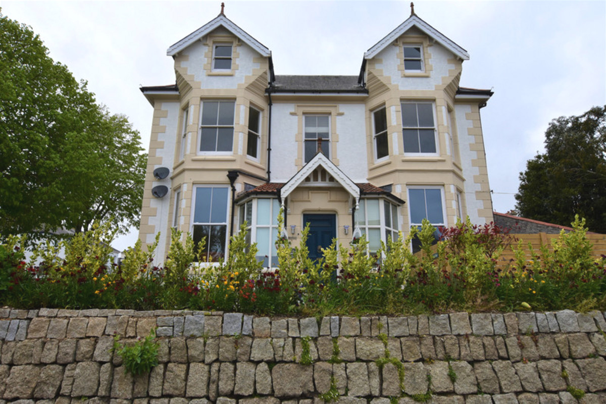 CURRENTLY BEING MONDERNISED - A fantastic opportunity to get in quick before all work is complete. This spacious apartment has accommodation arranged over three floors.