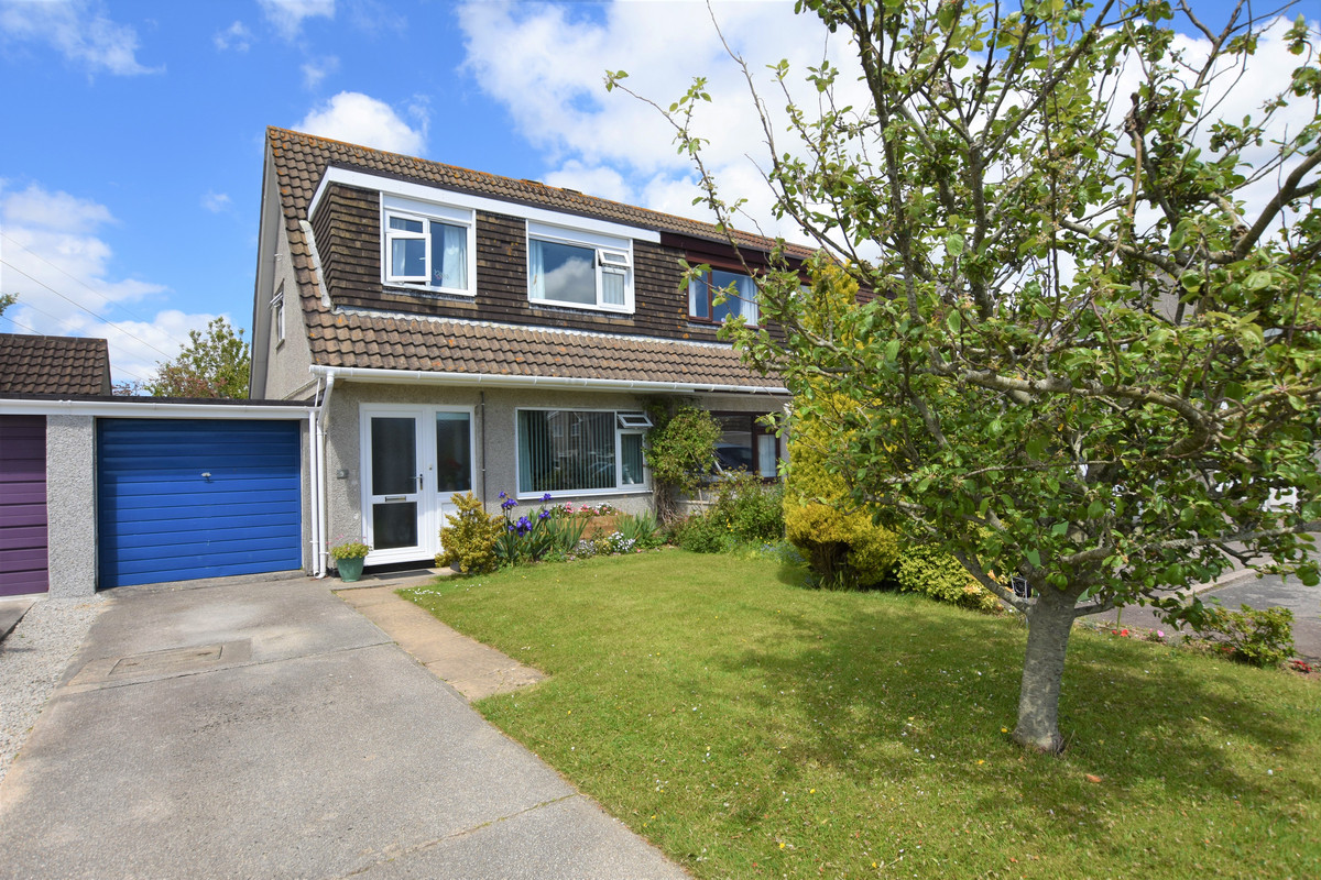 Situated in the popular residential area of Threemilestone is this three bedroom, well presented family home. The property further benefits from being offered for sale with NO ONWARD CHAIN.