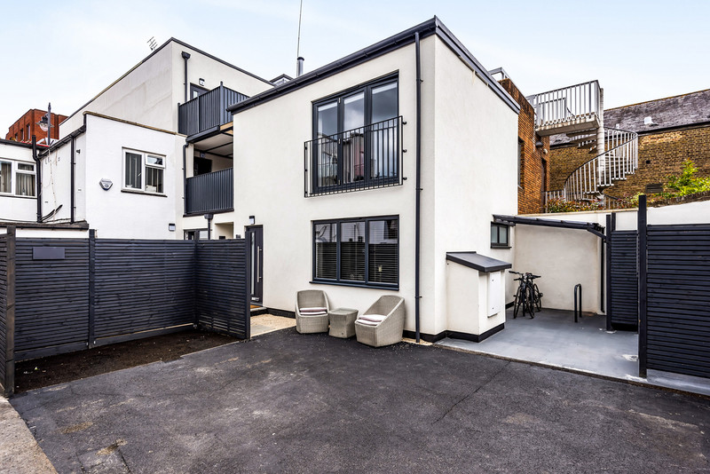 A smart and contemporary one bedroom house with parking situated just off St Leonards Road in the heart of Windsor town centre.
