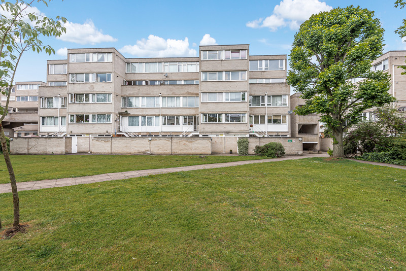 A light and spacious two bedroom apartment situated in the heart of Windsor town centre, with direct access to the shops, restaurants and close to both train stations.